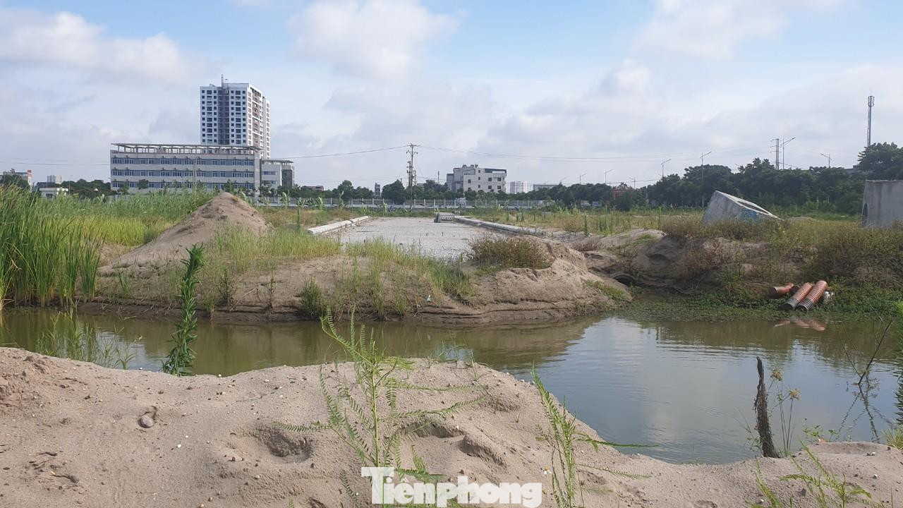 Dự án Khu nhà ở phường Hạp Lĩnh (TP Bắc Ninh) vẫn là bãi đất trống, hạ tầng ngổn ngang nhưng hoạt động rao bán diễn ra tràn lan, công khai dưới dạng hợp đồng góp vốn. Dự án Khu nhà ở phường Hạp Lĩnh (TP Bắc Ninh) vẫn là bãi đất trống, hạ tầng ngổn ngang nhưng hoạt động rao bán diễn ra tràn lan, công khai dưới dạng hợp đồng góp vốn.