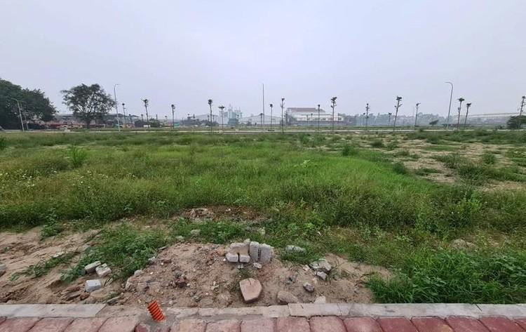 Các huyện vùng ven Hà Nội đua nhau tổ chức các phiên đấu giá đất giữa lúc thị trường bất động sản có dấu hiệu trầm lắng. Các huyện vùng ven Hà Nội đua nhau tổ chức các phiên đấu giá đất giữa lúc thị trường bất động sản có dấu hiệu trầm lắng.