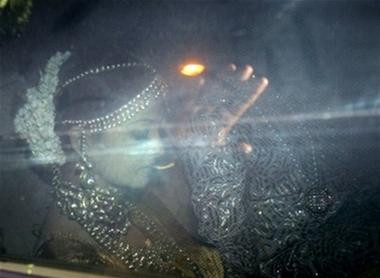 Trang phục vương giả của chú rể Chú rể và cô dâu qua cửa kính ô tô Cô dâu Aishwarya Rai - Hoa hậu thế giới năm 1994 Chiếc xe kết đầy hoa Công chúng đón chào chú rể Nhảy múa chào mừng trước nhà chú rể Đúng như một ông hoàng