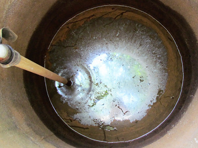 Giếng nước phủ lớp váng xỉn