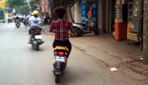 Chiếc biển "khủng" gắn trên xe cô gái. Chiếc biển