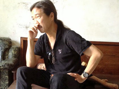 Làm việc với chính quyền địa phương sáng 8/7, ông Hoàn thường xuyên đưa tay lên bịt mũi vì mùi xú uế. Ảnh: Duy Khang. Làm việc với chính quyền địa phương sáng 8/7, ông Hoàn thường xuyên đưa tay lên bịt mũi vì mùi xú uế. Ảnh: Duy Khang