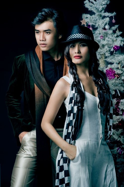 Hoàng Phi lịch lãm với vest bên cạnh Trúc Diễm vô cùng tươi tắn với đầm giáng sinh màu đỏ - đen. Trương Thị May thu hút với quần ngắn đi giày bốt cao cùng áo kiểu ấn tượng bên cạnh một Thành Nghiệp lịch lãm và có chút đỏm dáng với khăn choàng đầy cá tính. Kim Minh cá tính với kiểu áo liền quần và tạo điểm nhấn phong cách mùa giáng sinh với khăn choàng. Á hậu Trương Thị May nổi bật với đầm cổ chữ V màu vàng bên cạnh một Marcus đầy mạnh mẽ, nam tính với gu trang phục áo thun cổ chữ V mặc cùng quần jeans khoác hờ vest. Vẫn phong cách gợi cảm nhưng sang trọng, á hậu Trương Thị May khoe bờ vai thon với kiểu đầm cúp ngực bên cạnh một Hoàng Phi phong cách với áo sơ mi quần tây kết hợp với khăn choàng. Kim Minh - Hoàng Phi ăn ý với kiểu trang phục cùng make-up ấn tượng trong mùa giáng sinh. Một chút sắc trắng nhẹ nhàng thanh thoát như những hạt tuyết phương Tây mùa giáng sinh, siêu mẫu Kim Minh cùng Dù với trang phục nào thì chiếc khăn choàng cổ vẫn có thể hiện diện cùng bạn trong suốt mùa đông này.