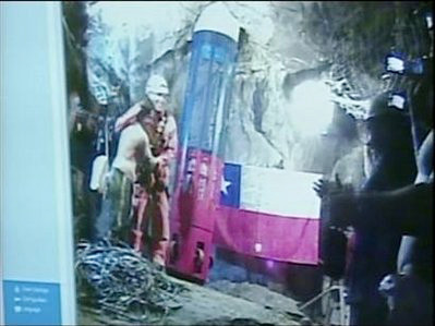 Khoảng 9h50’ cùng ngày, các thợ mỏ hân hoan đón chào chuyên gia cứu hộ khẩn cấp Manuel Gonzales, người đầu tiên trong số 4 nhân viên cứu hộ xuống hầm mỏ trước bằng khoang cứu hộ để hướng dẫn kỹ thuật di chuyển an toàn