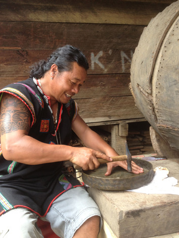 Già làng Plin đang “dạy tiếng cho chiêng”