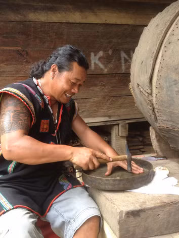 Già làng Plin đang “dạy tiếng cho chiêng”