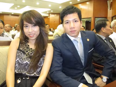 Hai kiều bào trẻ trong buổi họp mặt tại TPHCM . Hai kiều bào trẻ trong buổi họp mặt tại TPHCM