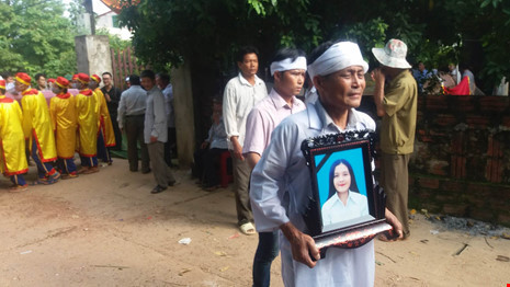 Hàng ngàn người tiễn đưa 'Bông hoa vùng lũ' ảnh 2