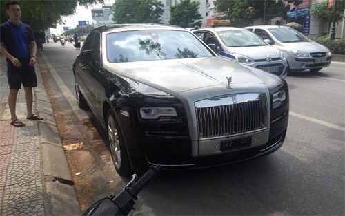 Rolls-Royce bục bình xăng trên phố Hà Nội ảnh 1