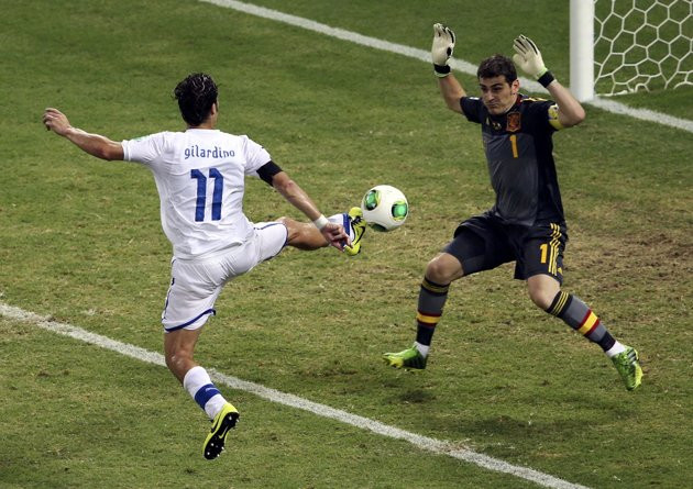 Casillas vất vả trước các chân sút Italia