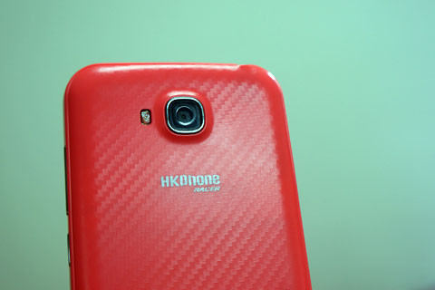 Camera được thiết kế hơi lồi