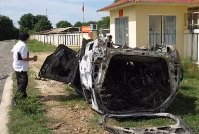 Chiếc xe bị đốt cháy đưa về trụ sử công an Bắc Bình. Ảnh: Phúc Sinh