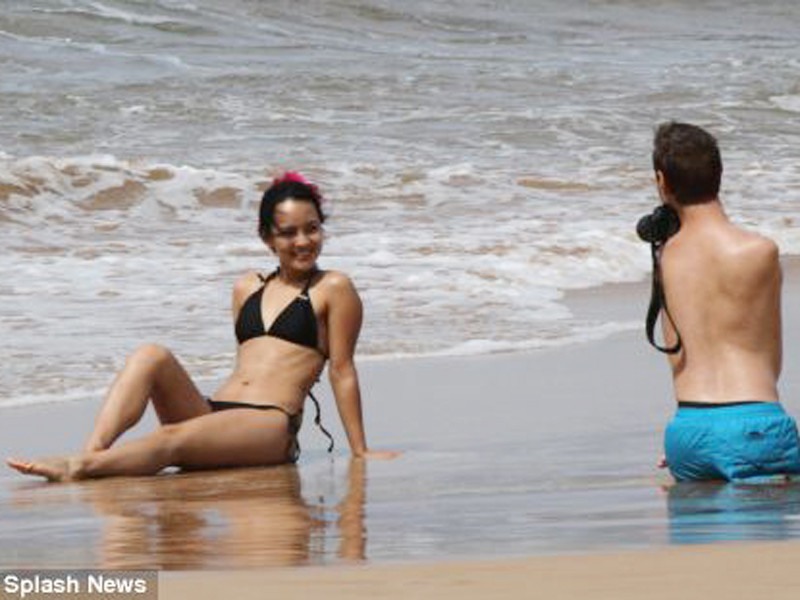 Nick đang chụp ảnh cho vợ