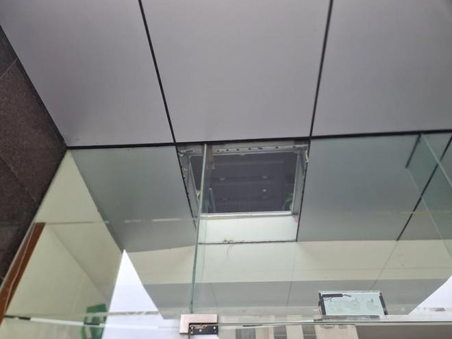 Hiện trường nơi xảy ra vụ việc đôi nam nữ rơi từ tầng 2 chung cư Meco Complex (102 Trường Chinh) xuống sảnh bị thương nặng.