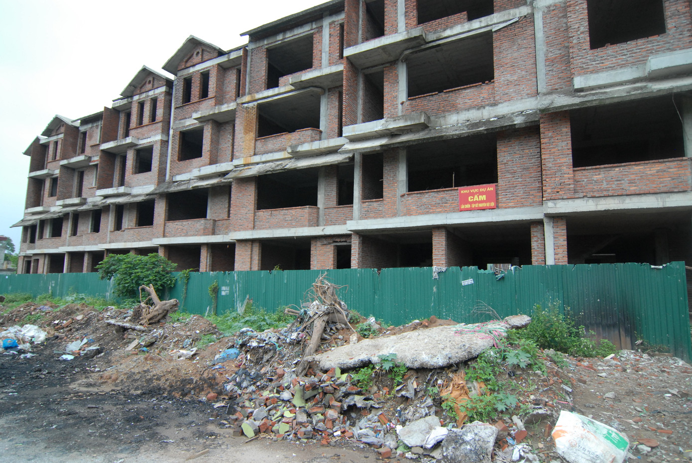 Rác rác thải bị đốt cháy nhem nhuốc