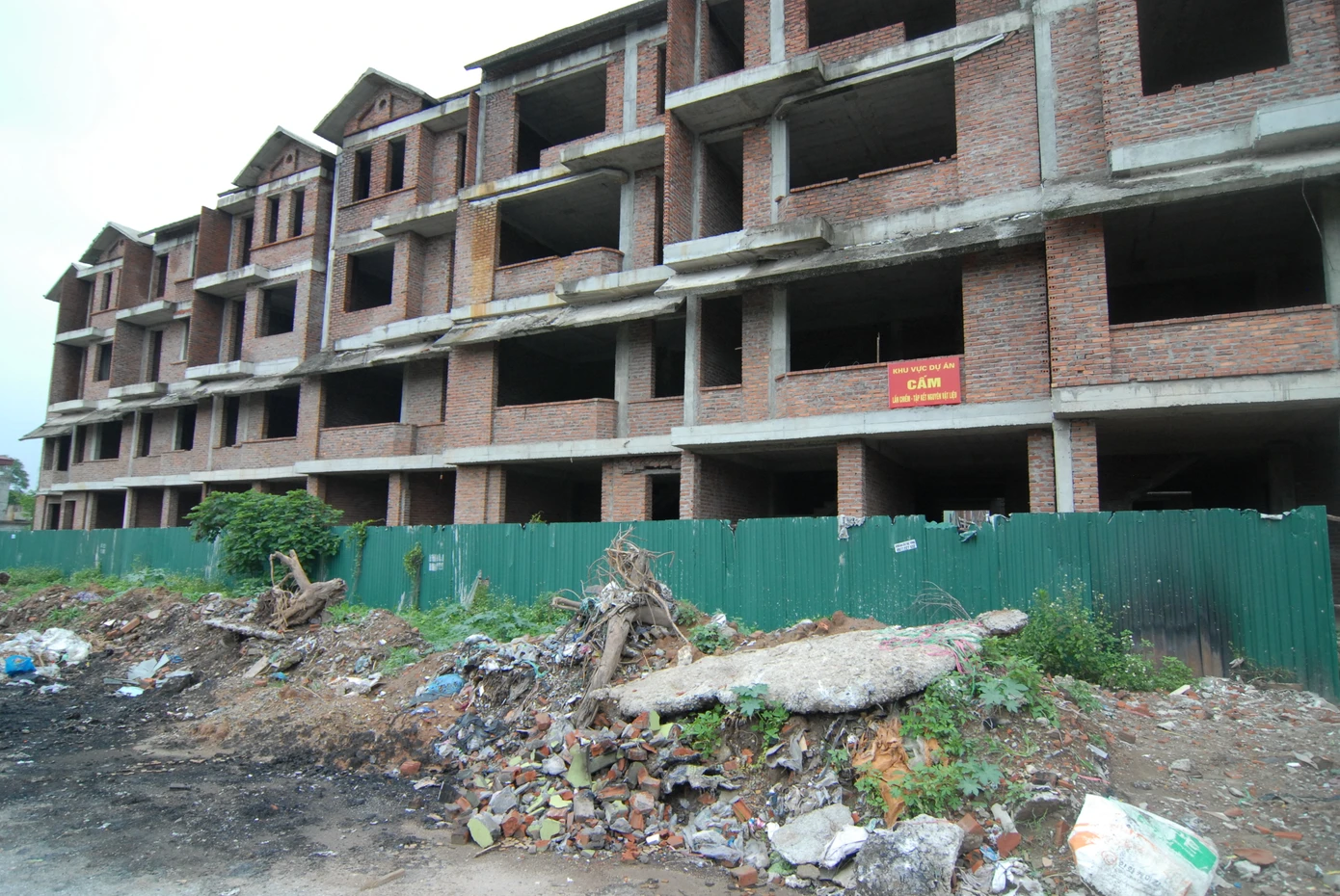 Rác rác thải bị đốt cháy nhem nhuốc