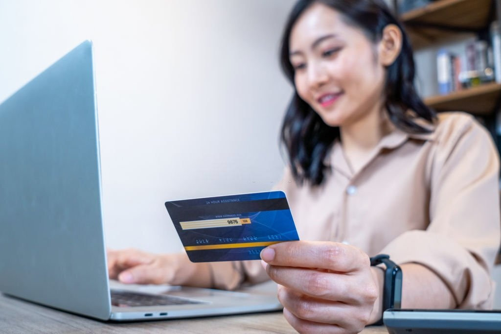 Trong trường hợp không thành công, người mua hộ sẽ trả tiền cọc cho khách hàng một nửa hoặc toàn bộ (Ảnh: Getty).