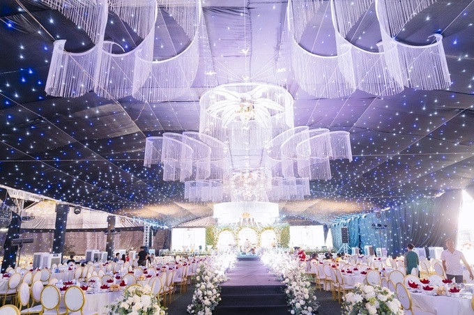 Sau 2 tuần chuẩn bị, nơi đây biến thành hôn trường lung linh ánh sáng (Ảnh: NVCC).