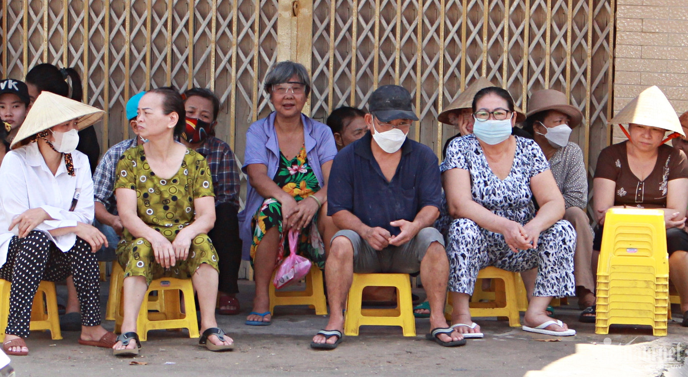 Nhiều người ngồi đợi thưởng thức buffet 1.000 đồng trước quán ăn của Đức Vinh từ sớm. Nhiều người ngồi đợi thưởng thức buffet 1.000 đồng trước quán ăn của Đức Vinh từ sớm.