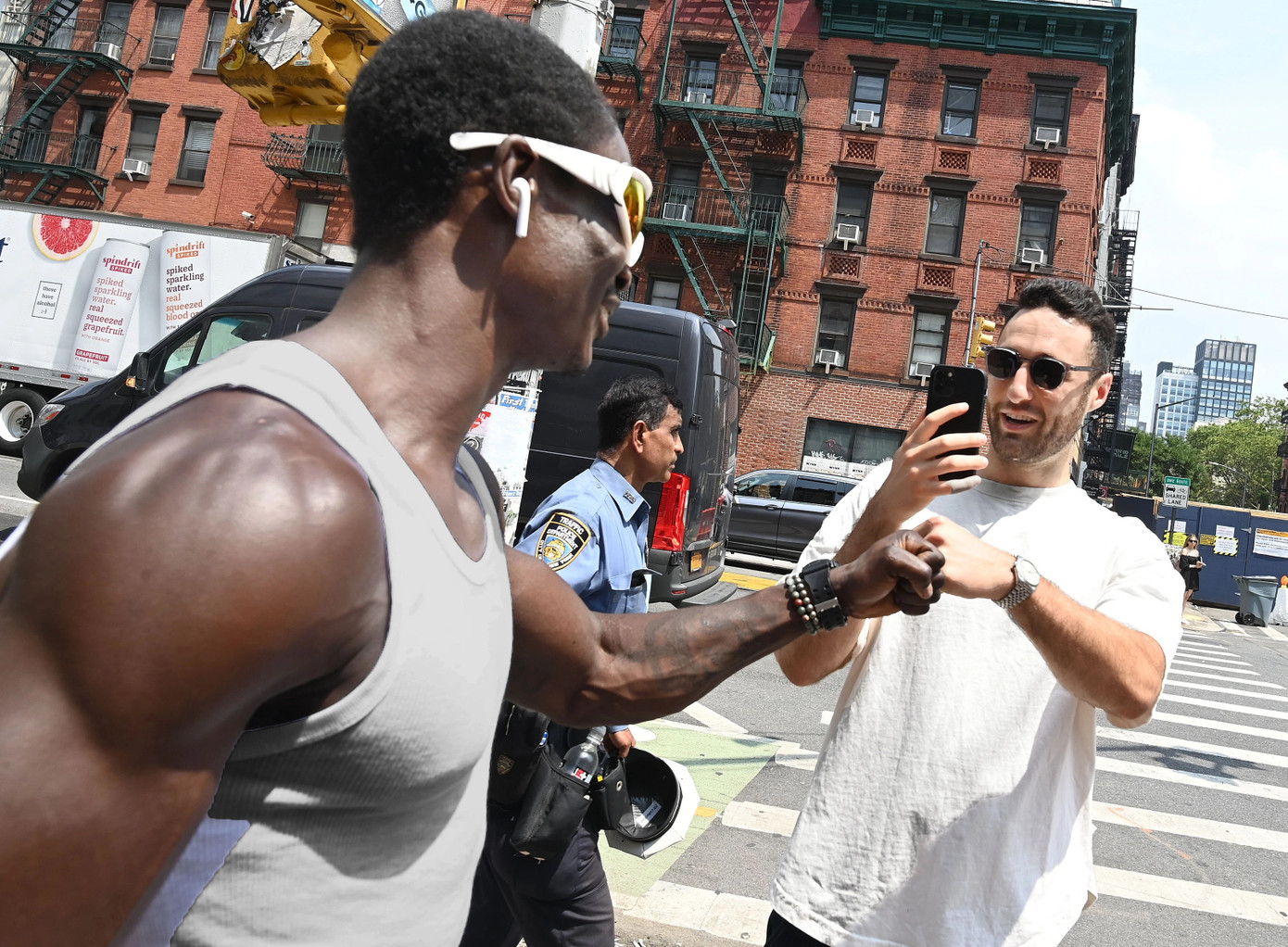 Zharnitsky đã tiếp xúc với người ở đa dạng ngành nghề, từ nhân viên chuyển phát nhanh đến ngôi sao nổi tiếng. Ảnh: Helayne Seidman.