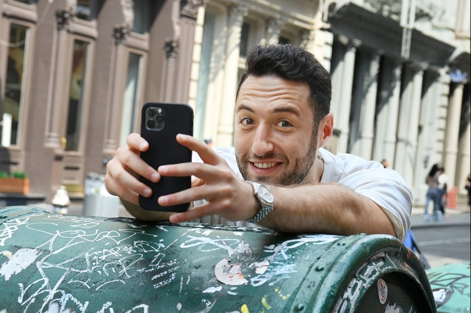 Zharnitsky thường đi quanh New York và đặt câu hỏi cho người lạ. Ảnh: Helayne Seidman.