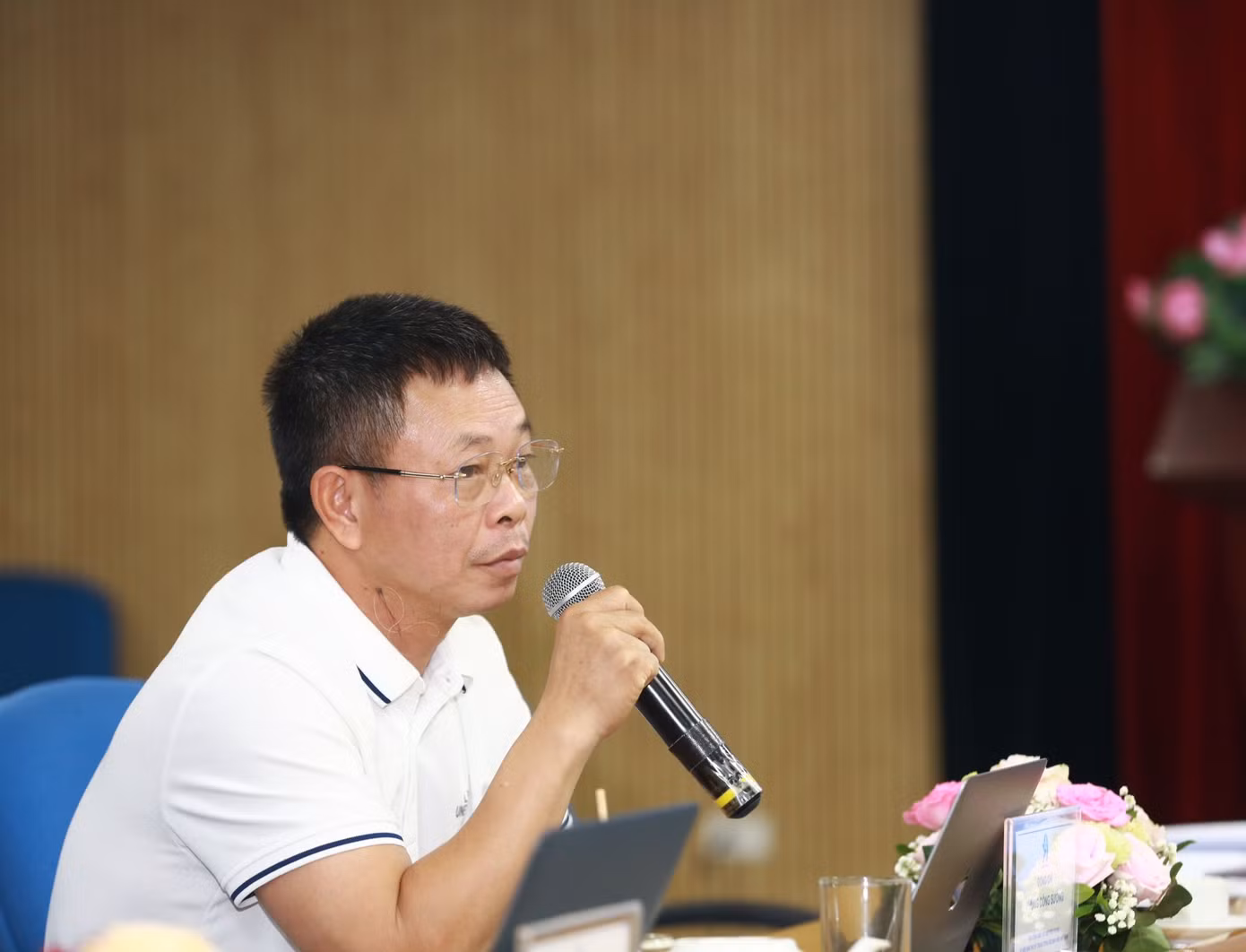 Nhà báo Phùng Công Sưởng, Phó Tổng Biên tập Báo Tiền Phong trao đổi tại hội nghị. Ảnh: Bảo Anh