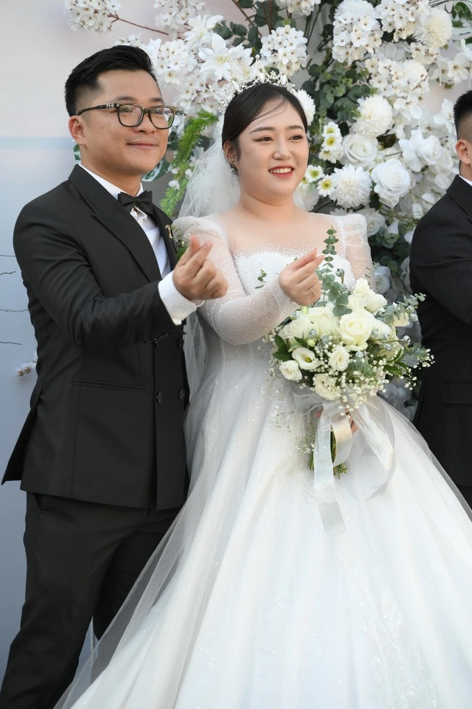 Chị Trang Mi cùng chồng trong hôn lễ (Ảnh: NVCC).