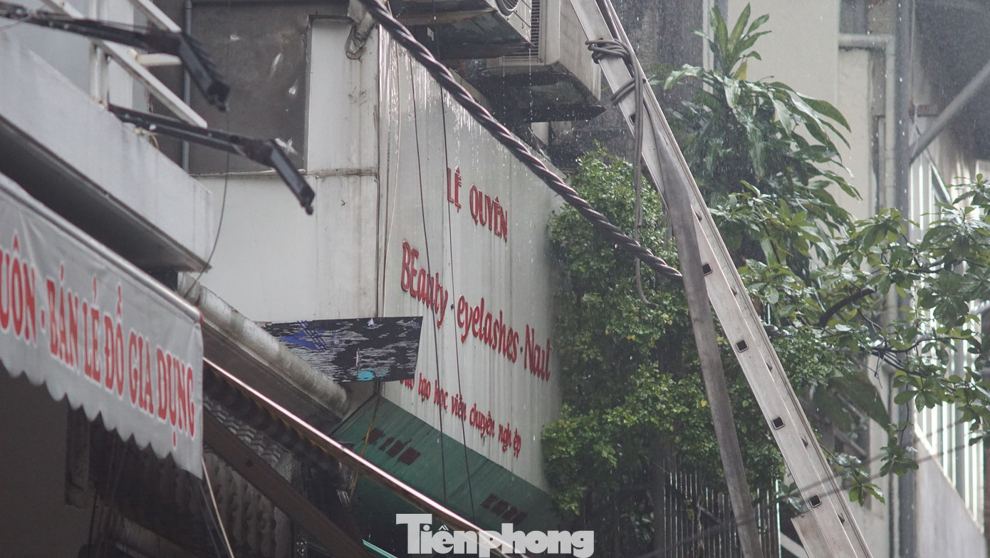 Căn nhà cháy kinh doanh làm đẹp, móng. Ảnh: Thanh Hà Căn nhà cháy kinh doanh làm đẹp, móng. Ảnh: Thanh Hà