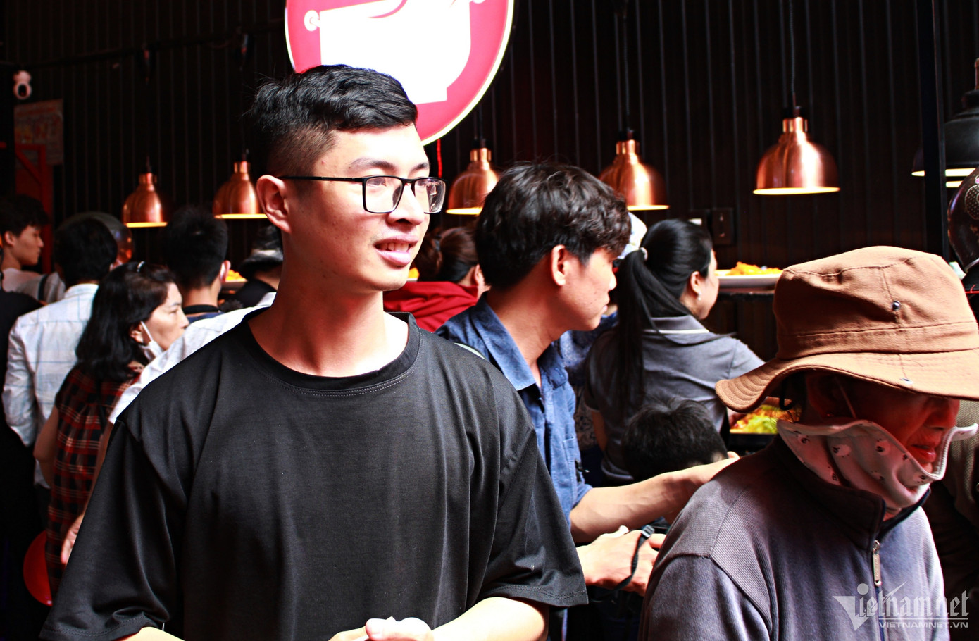 Đức Vinh xem hoạt động buffet 1.000 đồng như một cách trả ơn cuộc đời. Đức Vinh xem hoạt động buffet 1.000 đồng như một cách trả ơn cuộc đời.