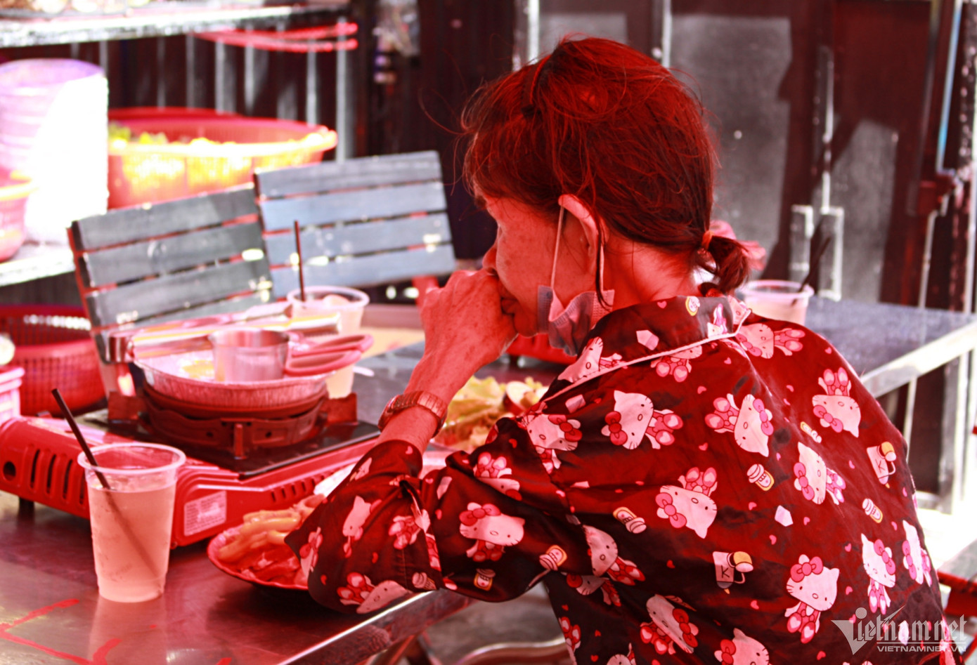 Mỗi lần đến dùng buffet 1.000 đồng, bà Hoa đều rất xúc động. Mỗi lần đến dùng buffet 1.000 đồng, bà Hoa đều rất xúc động.