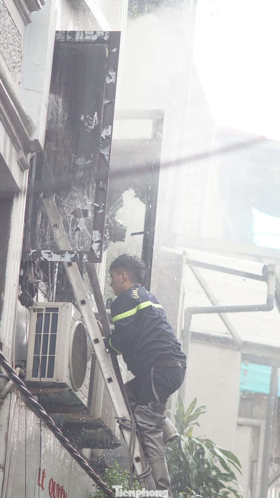 Lực lượng chữa cháy leo thang vào tầng 2 ngôi nhà. Ảnh: Thanh Hà Lực lượng chữa cháy leo thang vào tầng 2 ngôi nhà. Ảnh: Thanh Hà