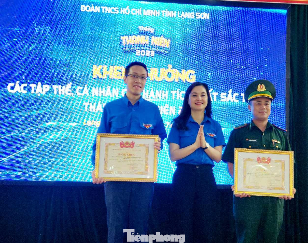 Tập thể, cá nhân xuất sắc trong triển khai tổ chức các hoạt động Tháng Thanh niên 2023 nhận Bằng khen của Trung ương Đoàn. Ảnh: Duy Chiến