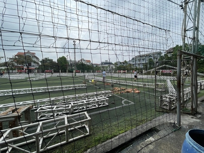 Tiệc cưới được tổ chức trên mặt bằng 2 sân bóng nhân tạo (Ảnh: NVCC).