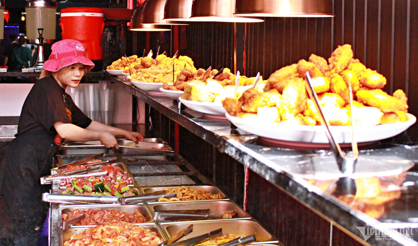 Dù bán với giá 1.000 đồng nhưng Đức Vinh vẫn giữ thực đơn như những ngày bình thường. Dù bán với giá 1.000 đồng nhưng Đức Vinh vẫn giữ thực đơn như những ngày bình thường.