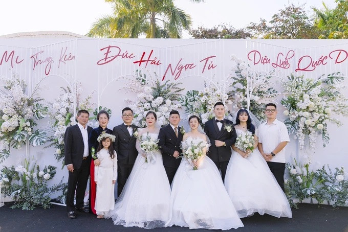 Gia đình chị Mi gồm bố mẹ chị Mi, 5 anh chị em cùng 1 nàng dâu và 2 chàng rể (Ảnh: NVCC).