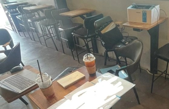 Câu chuyện khách hàng mang máy tính và máy in đến quán cà phê làm việc thu hút nhiều ý kiến trái chiều của dân mạng Hàn Quốc (Ảnh: Naver).