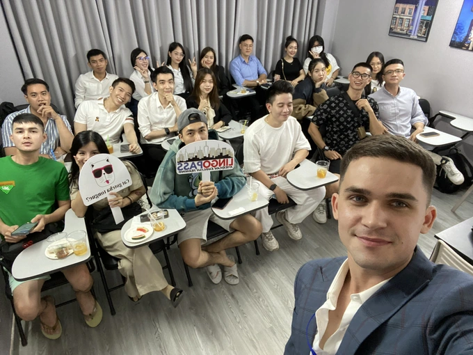 Luân Vũ trong lớp học tiếng Anh tại TPHCM (Ảnh: NVCC). Luân Vũ trong lớp học tiếng Anh tại TPHCM (Ảnh: NVCC).