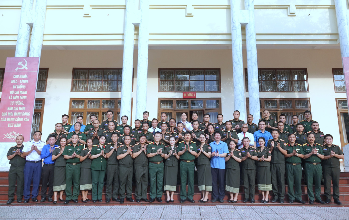 Các đại biểu lãnh đạo và học viên lớp tập huấn tại lễ khai mạc, chiều 4/7. Các đại biểu lãnh đạo và học viên lớp tập huấn tại lễ khai mạc, chiều 4/7.