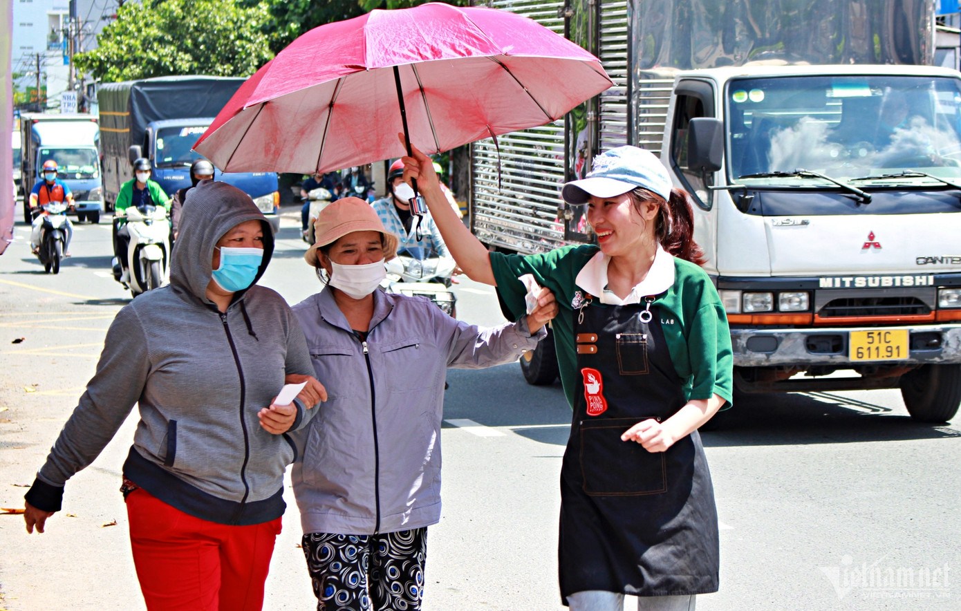 Nhân viên của quán tận tình mời khách là những người bán vé số vào quán dùng buffet giá rẻ bất ngờ. Nhân viên của quán tận tình mời khách là những người bán vé số vào quán dùng buffet giá rẻ bất ngờ.