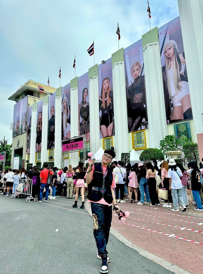 Để có thêm một tấm vé để bạn đi cùng, Nhật Trường đã phải mua lại với giá gấp 3 lần giá gốc (Ảnh: NVCC).