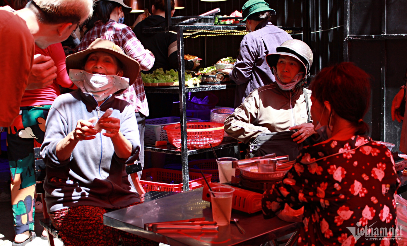 Một số thực khách bất ngờ khi biết giá bán buffet ở đây. Một số thực khách bất ngờ khi biết giá bán buffet ở đây.