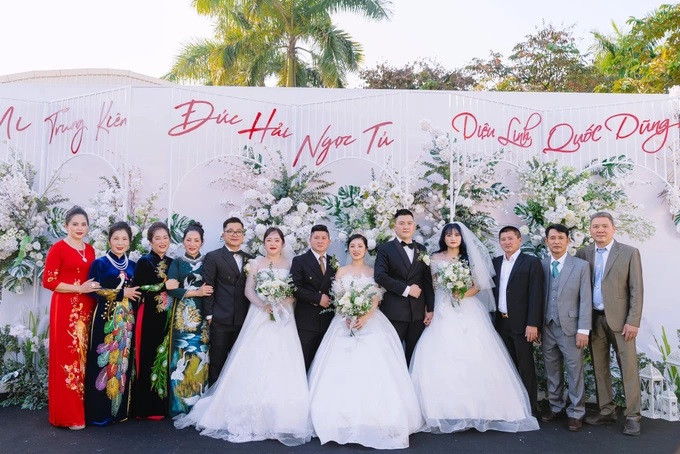 Vợ chồng ông Quân chụp ảnh cùng các con và thông gia (Ảnh: NVCC).