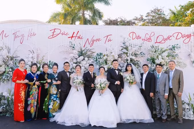 Vợ chồng ông Quân chụp ảnh cùng các con và thông gia (Ảnh: NVCC).