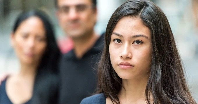 Những bất hòa khi sống cùng bố mẹ của con trẻ là không thể tránh khỏi (Ảnh: HuffPost).