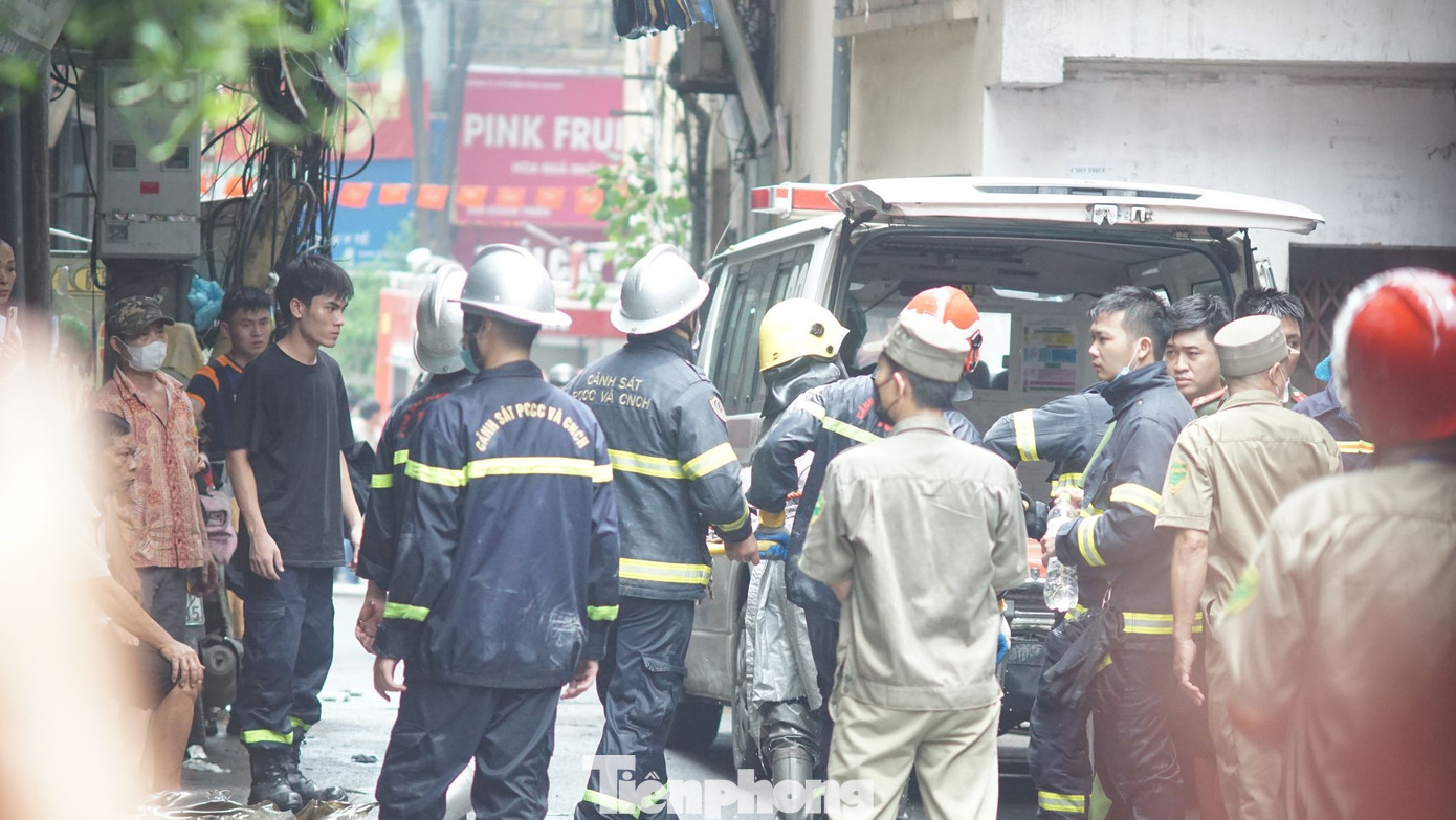 Lãnh đạo Công an TP Hà Nội chỉ đạo công tác chữa cháy, cứu nạn. Ảnh: Thanh Hà Lãnh đạo Công an TP Hà Nội chỉ đạo công tác chữa cháy, cứu nạn. Ảnh: Thanh Hà