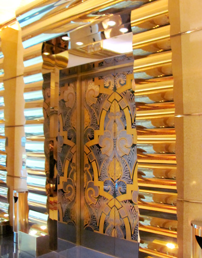 Cửa vào cầu thang máy ở mỗi tầng lấp lánh màu vàng. Cửa vào cầu thang máy ở mỗi tầng lấp lánh màu vàng