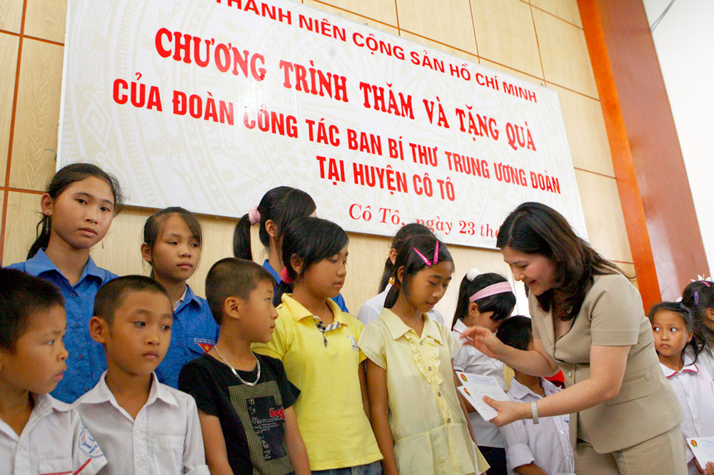 Đại diện T.Ư trao quà cho các em học sinh