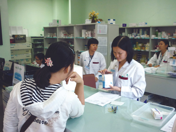 Giá thuốc vẫn nhảy múa trong sự bất lực của người bệnh Ảnh: L.N