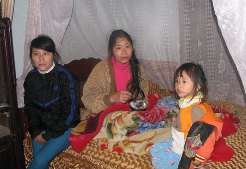 Vợ của thuyền viên Vũ Văn Biên kiệt sức từ hôm nhận được hung tin chồng cùng các đồng nghiệp gặp nạn. Ảnh: VnExpress Vợ của thuyền viên Vũ Văn Biên kiệt sức từ hôm nhận được hung tin chồng cùng các đồng nghiệp gặp nạn