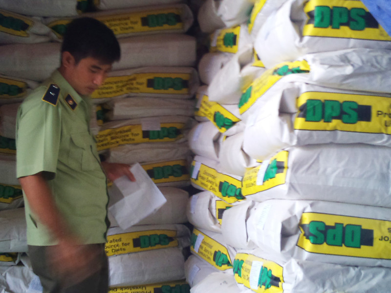 Quản lý thị trường Đồng Nai kiểm tra phát hiện thức ăn gia súc có thành phần chất tạo nạc tại Cty Thiên Hưng Phát Ảnh: Mạnh Thắng